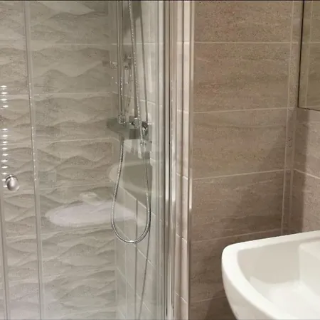 2 Bedroom Apartment, Free Parking Apartament York