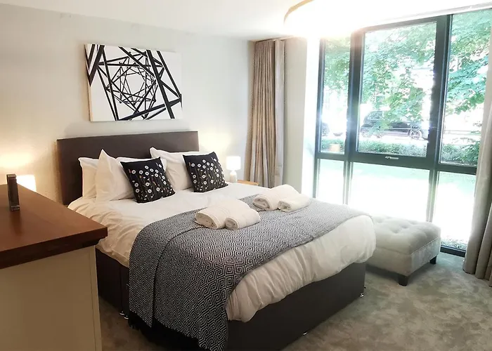 2 Bedroom Apartment, Free Parking Apartment *