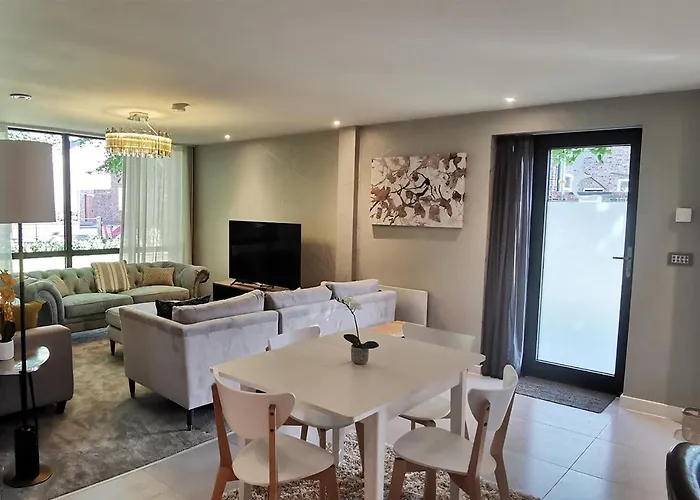 2 Bedroom Apartment, Free Parking Apartment *