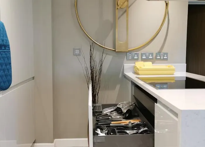 2 Bedroom Apartment, Free Parking Apartment