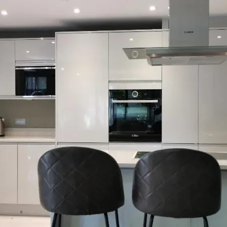 2 Bedroom Apartment, Free Parking *